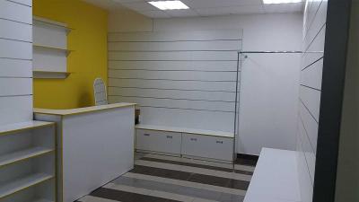 Торговое оборудование для магазина медицинской одежды  